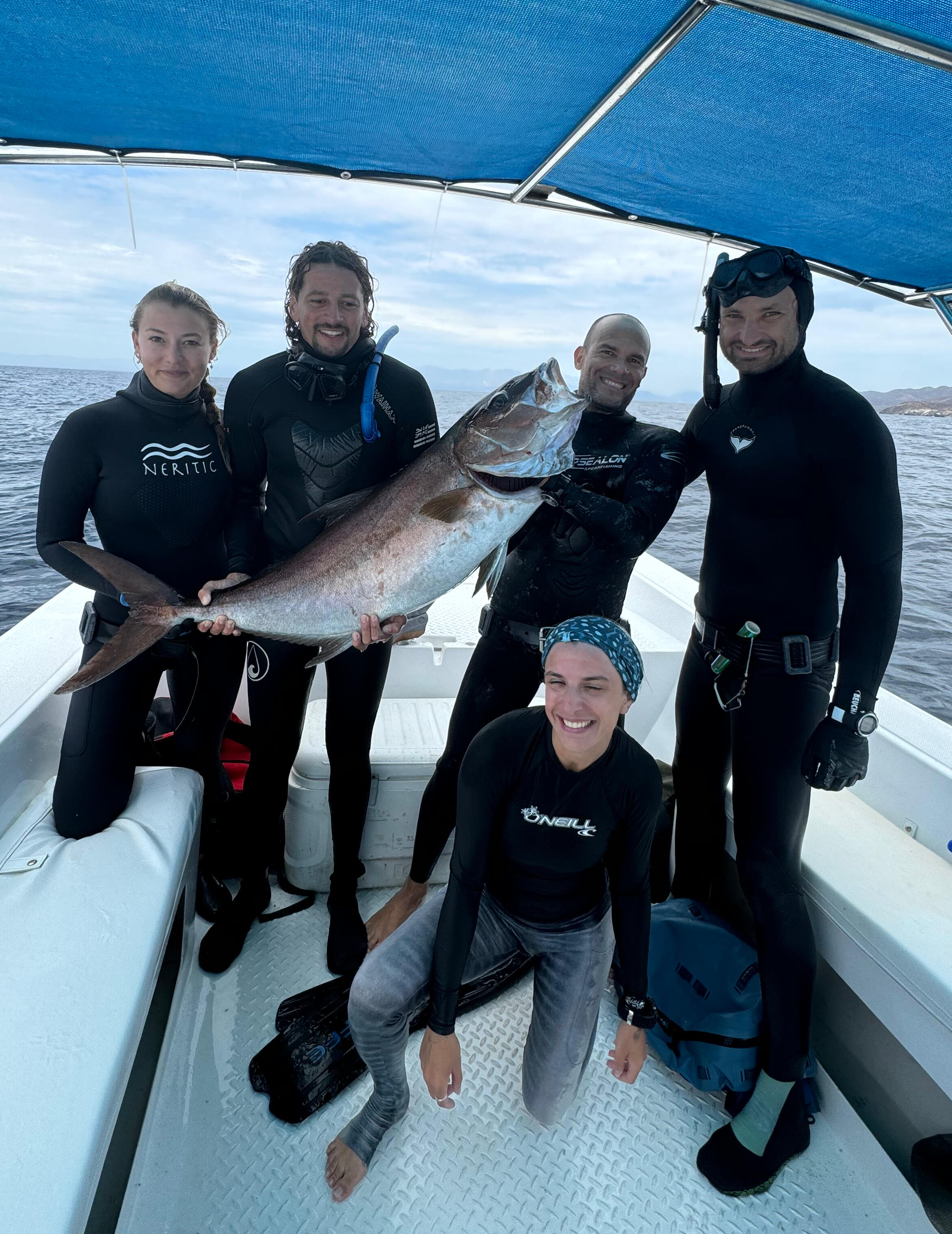 Spearfishing girls make it more fun